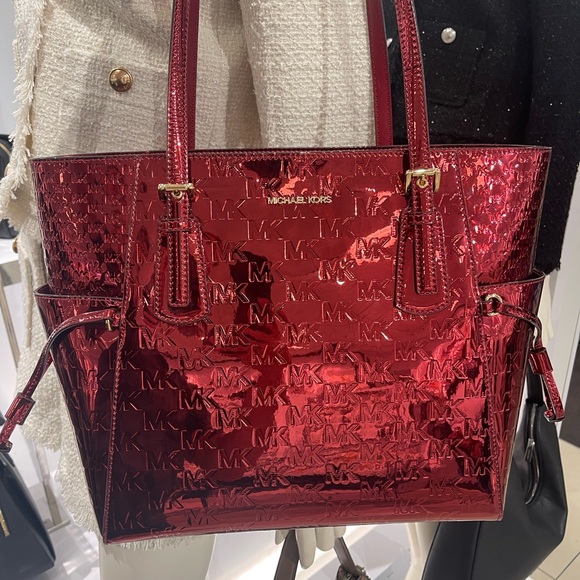 MICHAEL KORS Voyager Lg Metallic Logo Debossed EW Shoulder Tote Bag
Cherry
NWT - Picture 14 of 16
